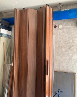Porta a soffietto con stipite in legno