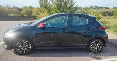 mitica Yaris Trend ibrida black/red