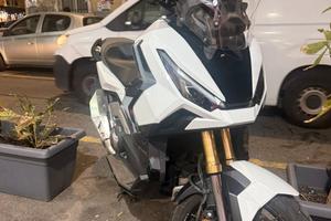 Honda X-ADV 750 (MY 2025) -Pari al nuovo