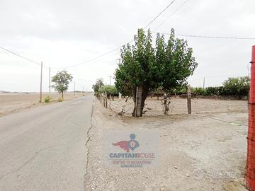 Terreno fronte strada vicino alla citta'