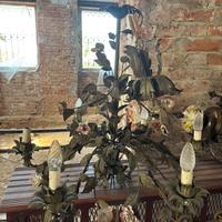 Lampadario in ferro con motivi floreali