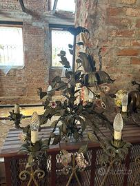 Lampadario in ferro con motivi floreali