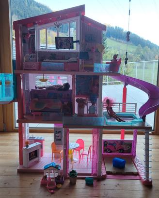 Villa delle Barbie con tanti accessori