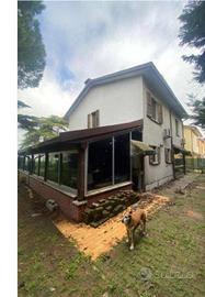 Immobile in asta di 221 m² con 5 locali e box auto