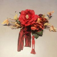 Composizione fiori artificiali.