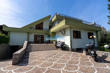 VILLA DI PRESTIGIO CON PISCINA IN VIA EVANGELISTA