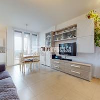 Trilocale al nono piano, con due loggie e cantina.