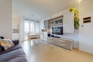 Trilocale al nono piano, con due loggie e cantina.