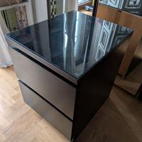 MALM cassettiera con ripiano in vetro