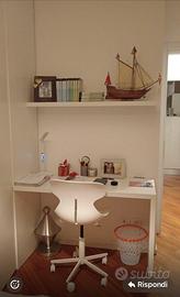 Armadio due ante piu scrivania con mensola e sedia