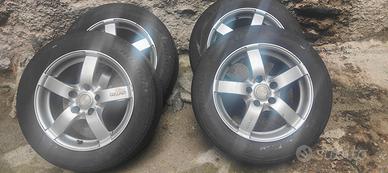 4 cerchi in lega + 1 in ferro con gomme 205/60 R16