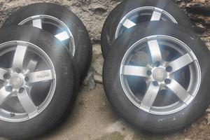 4 cerchi in lega + 1 in ferro con gomme 205/60 R16