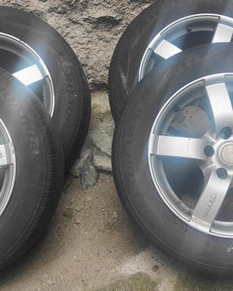 4 cerchi in lega + 1 in ferro con gomme 205/60 R16