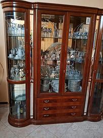Credenza, Vetrina e Tavolo con Sedie