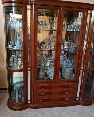 Credenza, Vetrina e Tavolo con Sedie