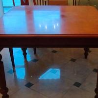 Soggiorno con madia, tavolo allungabile e 4 sedie