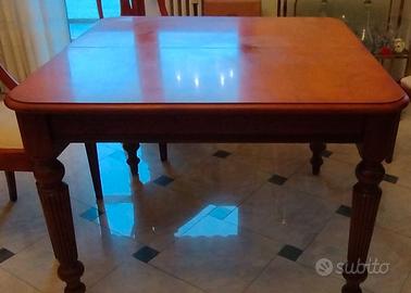 Soggiorno con madia, tavolo allungabile e 4 sedie