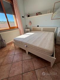 2 letti singoli in legno con doghe + materasso