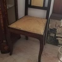 Sedia in legno scuro antica foderata di giallo