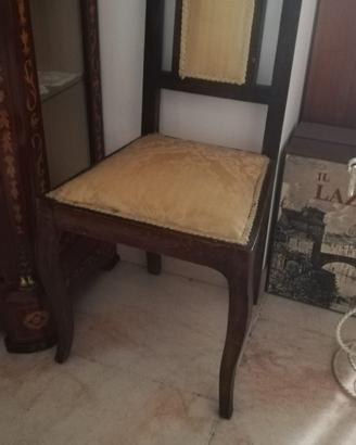 Sedia in legno scuro antica foderata di giallo
