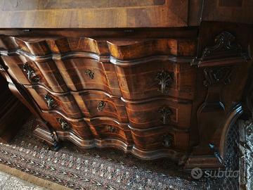 secretaire a tre cassetti in stile barocchetto 