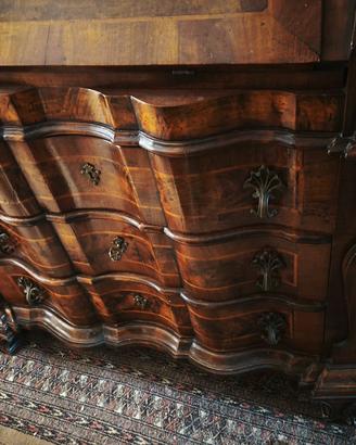 secretaire a tre cassetti in stile barocchetto 