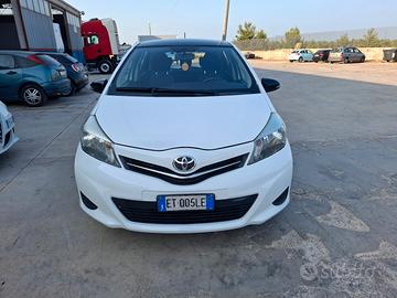 Toyota Yaris 1.0 BENZINA - 2013 BICOLORE