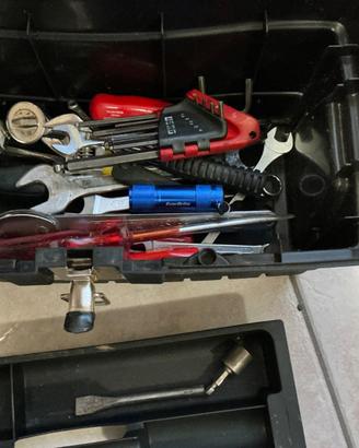 Cassette porta attrezzi con attrezzi