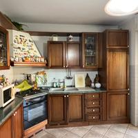 Cucina in legno con elettrodomestici
