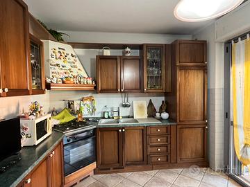 Cucina in legno con elettrodomestici