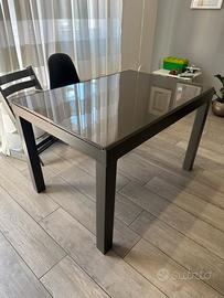 Tavolo in ferro e vetro