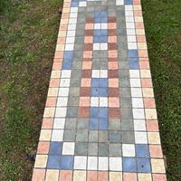 Tavolo da esterno con piano in mattonelle colorate