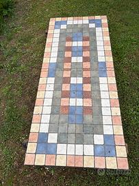 Tavolo da esterno con piano in mattonelle colorate