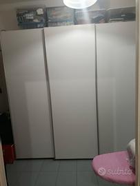 armadio con ante scorrevoli