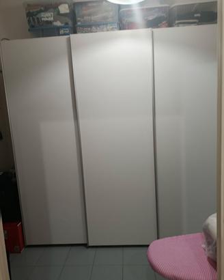 armadio con ante scorrevoli