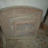 Porta antica in ghisa per forno