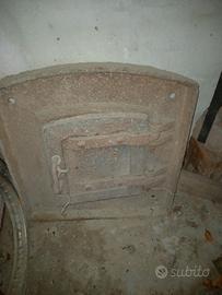 Porta antica in ghisa per forno