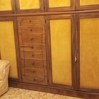 Armadio in legno ove ante con cassettiera centrale