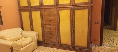 Armadio in legno ove ante con cassettiera centrale