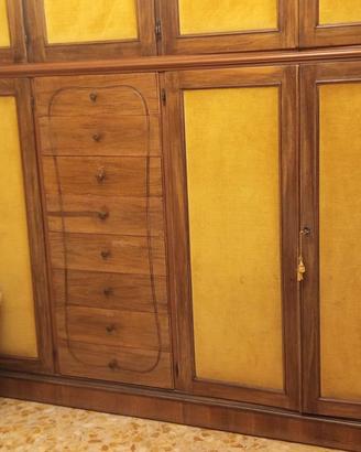 Armadio in legno ove ante con cassettiera centrale