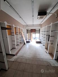 Via Scano locale commerciale 45 mq con h 3,90 mt