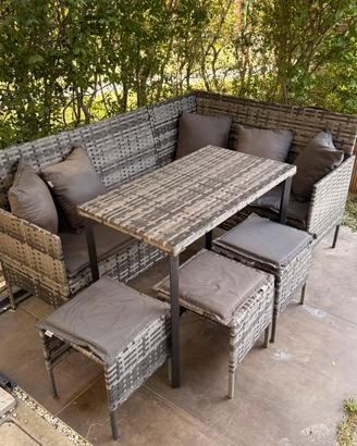 Set giardino con tavolo e sgabelli