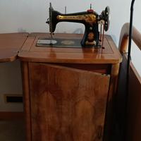 Macchina da cucire Singer con mobiletto