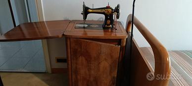 Macchina da cucire Singer con mobiletto