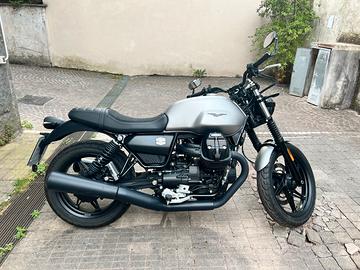 Moto Guzzi V7 Stone