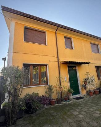Casa indipendente di 250 m² con più di 5 locali e 