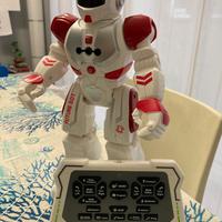 Robot giocattolo con telecomando