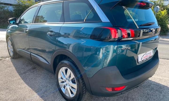 PEUGEOT 5008 2ª serie + New Beetle