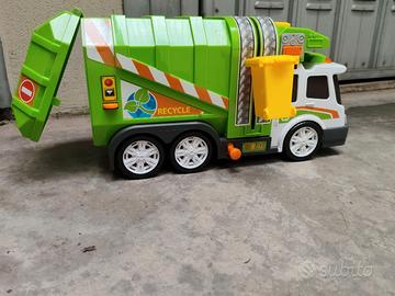 Camion raccolta differenziata.