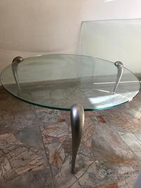 Tavolo in vetro con gambe in metallo